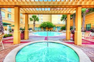 圣安东尼奥La Quinta Inn & Suites by Wyndham San Antonio Riverwalk的庭院内的热水浴池,带凉亭