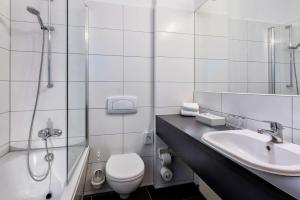 布伦瑞克布伦瑞克塞米纳利斯贝斯特维斯特酒店的浴室配有卫生间、盥洗盆和淋浴。