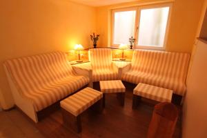 科瑟罗Hotel & Restaurant Hanse Kogge的一间设有两把椅子、一张桌子和一个窗户的房间