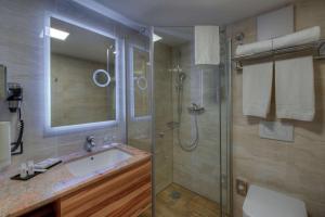 福森福森贝斯特韦斯特酒店的一间带水槽和淋浴的浴室