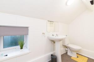 达宁顿堡DD Apartment 8 - Free Parking - Fast Wifi的白色的浴室设有卫生间和水槽。
