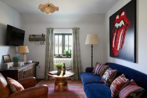 牛津牛津郡艺术家酒店的客厅配有蓝色的沙发和桌子