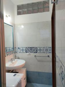 埃尔基耶Luna blu的浴室配有盥洗盆和浴缸。