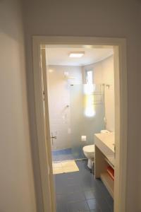 桑托斯SANTOS - TURISMO E HOME OFFICE的带淋浴、卫生间和盥洗盆的浴室