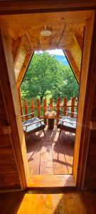 莫伊科瓦茨Eco kutak的从带窗户的小木屋内可欣赏到风景