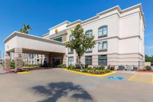 休斯顿Comfort Inn & Suites SW Houston Sugarland的前面有一个停车位的酒店