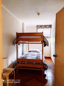 瓦拉斯Departamentos Bellavista La Alborada Huaraz的一间卧室配有双层床