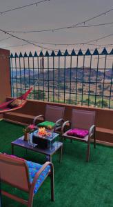 萨维奇هتان السودة Hattan Al-Sodah的一间享有美景的客房,配有两把椅子和一张桌子