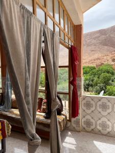 廷吉尔Dar Relax Hostel, Gorges de Todra的客房设有窗户,享有大峡谷的景色