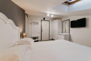 克卢日-纳波卡Meteor Central的卧室配有白色的床和平面电视。