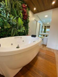 坎波斯杜若尔当阿尔弗雷多何塞宾馆的植物间内的白色浴缸