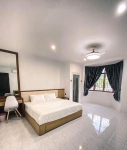 大山脚Private Bathroom in King Room Bukit Mertajam Alma Impian的一间卧室设有一张大床和一个窗户。
