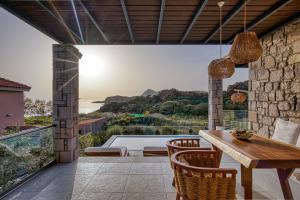 Agios Ioannis KaspakaLemnosthea Luxury Residences的海景用餐室