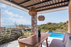 Agios Ioannis KaspakaLemnosthea Luxury Residences的一间设有桌子的海景用餐室