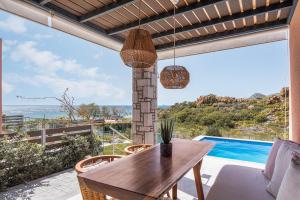 Agios Ioannis KaspakaLemnosThea Luxury Villas的一间设有桌子的海景用餐室