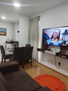 帕尔马斯AP confortável para sua família的客厅配有壁挂式大屏幕平面电视