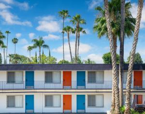 谢尔曼·奥克斯The Sojourn Los Angeles - Sherman Oaks的棕榈树酒店外形