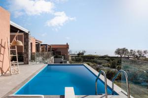 Agios Ioannis KaspakaLemnosthea Luxury Residences的屋顶上的游泳池