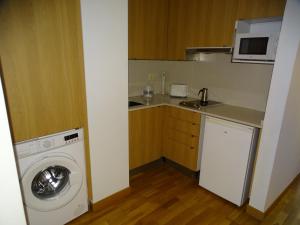 桑亨霍Residencial Pinamar的厨房配有洗衣机和洗衣机。