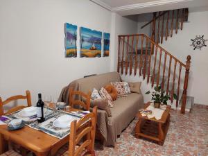 圣波拉Casa Valentino的客厅配有沙发和桌子