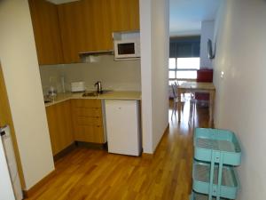 桑亨霍Residencial Pinamar的铺有木地板的厨房和台面
