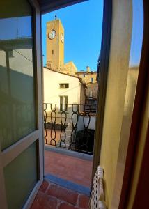 奥维多Camere Urbevetus的从窗口欣赏钟楼的景色