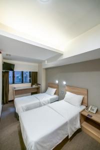 香港metacity living的酒店客房设有两张床和电话