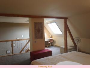MunchhausenMaison de la Sauer - Bed and Breakfast | Chambre d’hôtes | Ferienhaus的一间卧室配有一张床和一张书桌