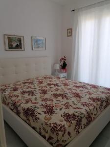 利帕里villa Eolo的一间卧室配有一张带鲜花毯子的床