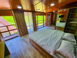 科布列季Mtirala National Park hotel ORBEZA的一间设有床铺的卧室,位于带窗户的房间内