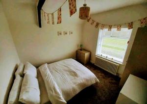 桑德兰Coxgreen Old Schoolhouse的一间卧室设有一张床和一个窗口