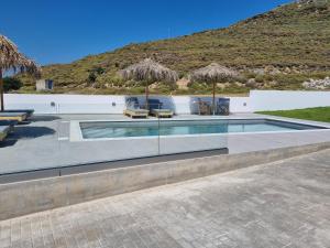 斯基罗斯岛Achilli Apartments的房屋中间的游泳池