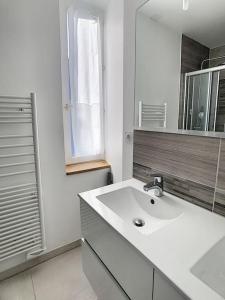 翁弗勒尔Les Mouettes. Appart Honfleur 4 personnes vue pont de Normandie的白色的浴室设有水槽和镜子