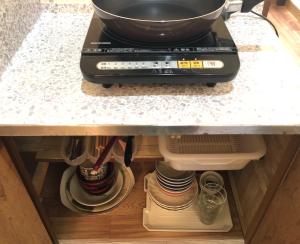 熊本Chambord Kyomachi 102 - Vacation STAY 67038v的厨房柜台在炉灶顶部设有锅