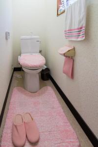 笛吹市Siawase no yado - Vacation STAY 68283v的浴室设有卫生间和粉红色的拖鞋,位于地板上