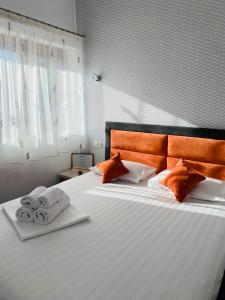 康斯坦察Orange House Constanta的一间卧室配有一张大床和毛巾