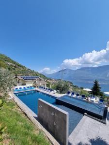 特雷莫西内Villa Anna Apartments的享有水景的游泳池