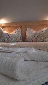 索瓦塔卡梅利亚旅馆的一张带白色床单和枕头的床