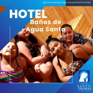 巴尼奥斯Casa del Peregrino Santo Thomas的一组穿着泳衣的女孩,她们为照片着装