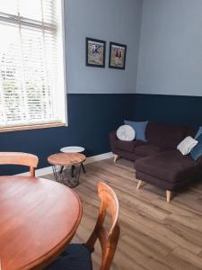 DinxperloDe Malle Molen的客厅配有沙发和桌子