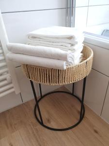 奥尔登堡Boho Apartment Oldenburg的浴室里带毛巾的篮子架
