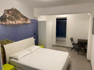 贝尔杰吉Torre del mare Rooms的一间卧室配有一张床,享有海景
