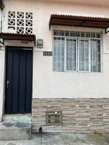 亚美尼亚Habitación independiente Baño exterior的一间有黑色门和窗户的房子