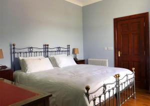 CorrigeenroeAndresna House的卧室配有带白色枕头的大床