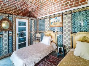 西迪·布·赛义德波法雷斯住宿加早餐旅馆 的一间卧室设有一张床和砖墙