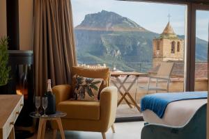 塞古拉 - 德拉谢拉Hotel Poeta Jorge Manrique的酒店客房享有山景