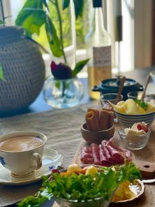 TofteVilla Utsikten的餐桌,盘子,咖啡
