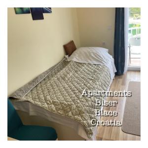 布拉采Apartments BISER的一张位于小房间的床架