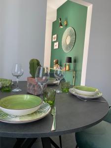 莫尔恰诺迪莱乌卡Together In Salento的一张带绿盘和酒杯的餐桌