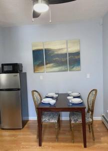 CoramPrivate Apt King Suite, L.I, NY-Hamptons to NYC的餐桌、椅子和冰箱